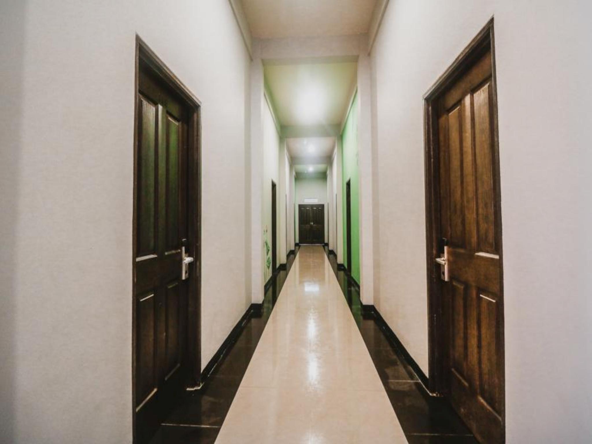 Reddoorz Plus Near Mall Slipi Jaya Jakarta Exterior photo